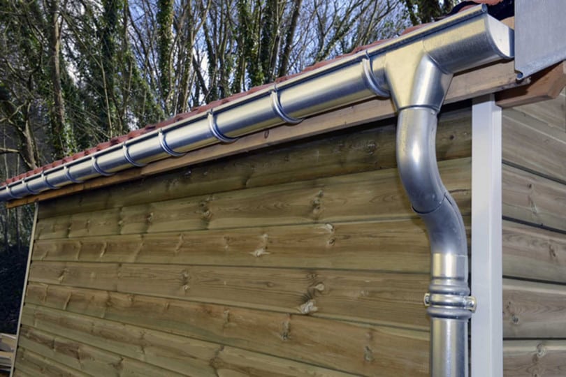 Gouttière en zinc demi-ronde : pose et évacuation des eaux