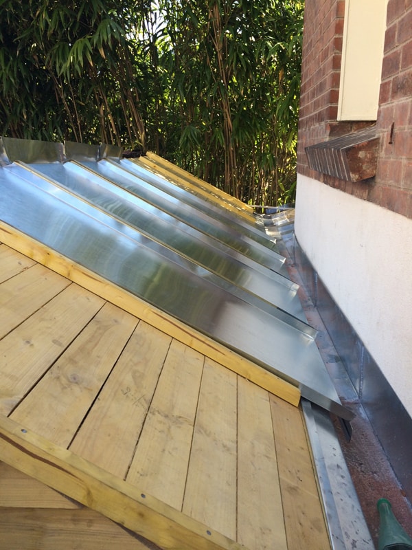 Zinc toiture : raccords, étanchéité et finitions